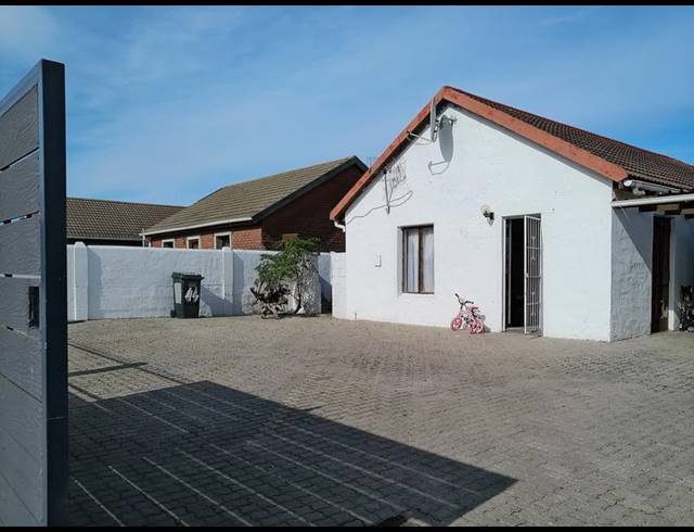 4 BEDROOM HOUSE FOR SALE IN MALIBU VILLAGE